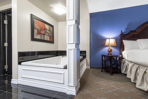 Luxury Suite, 1 King Bed, Jetted Tub | Blackout drapes, free cribs/infant beds, rollaway beds, free WiFi