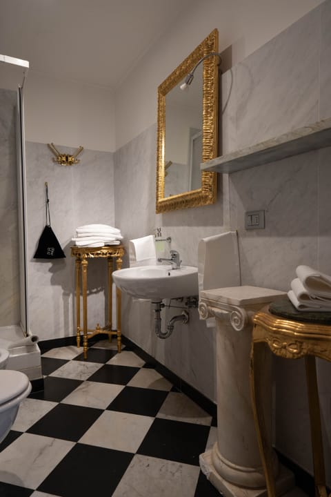 Camera Deluxe San Francesco | Bathroom | Shower, rainfall showerhead, free toiletries, hair dryer