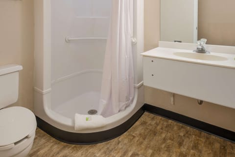 Room, 1 Queen Bed, Non Smoking | Bathroom | Shower, free toiletries, bathrobes, towels