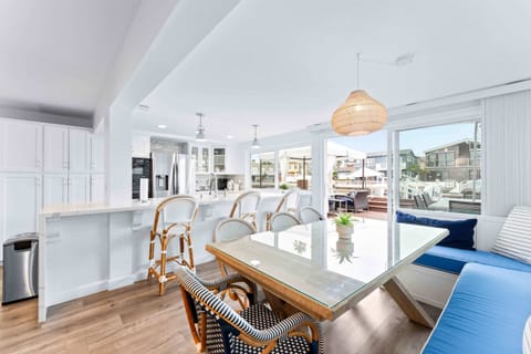 Enjoy meals in the open concept space while enjoying the Bayfront views.