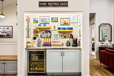 Coffee bar / Wine bar