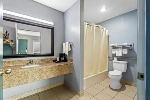 Room, 1 King Bed, Accessible, Smoking | Bathroom | Free toiletries, towels