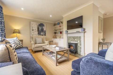 Miramare Cottage, Holme-next-the-Sea: Sitting room with ample seating and a Smart television