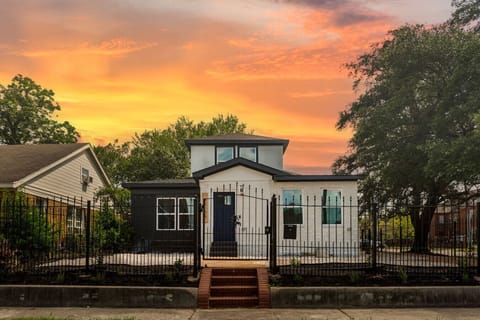 Gated front entrance of this centrally located duplex — enjoy secure access and easy ground-floor entry in Houston’s Historic Third Ward.