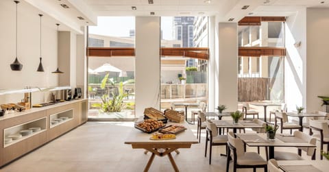 Daily continental breakfast (EUR 14 per person)