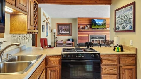 A kitchen bar serves as an ideal bridge between the kitchen and living spaces so the chef in your group can stay connected while preparing a delicious meal.