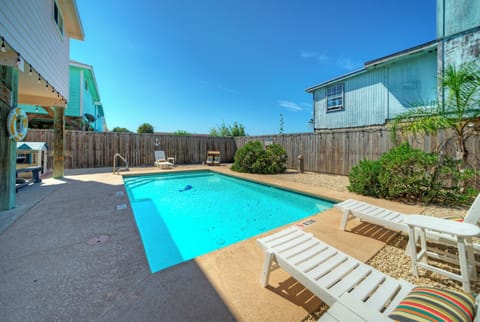 Huge private pool awaits you at Salty Peach!