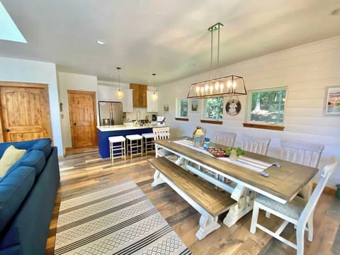 The open and roomy dining area provides the perfect opportunity to extend your gatherings into the adjacent kitchen space.