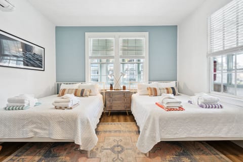 Welcome to The Aquarama - Room 33!