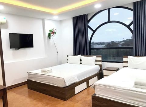 Executive VIP Room, City View | Minibar, desk, laptop workspace, soundproofing