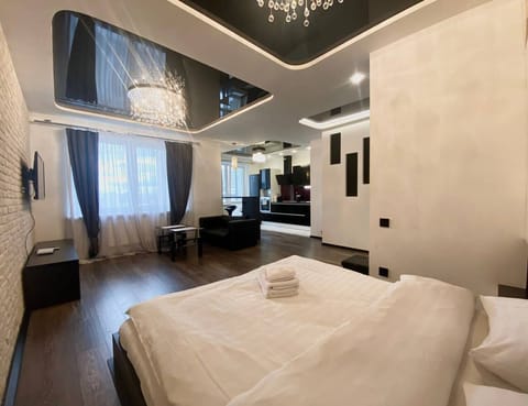 Superior Apartment | Blackout drapes, iron/ironing board, WiFi (free), bed sheets