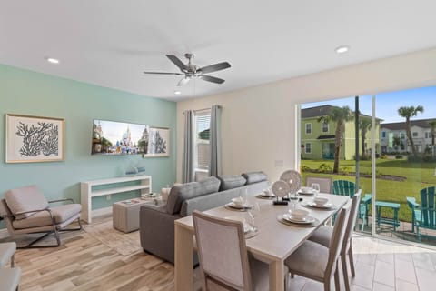 Inviting living area of the cottage in Kissimmee Florida - Stylish furniture arrangement providing comfort and a cohesive look - Smart TV and Netflix - Beautiful living room with an open layout, creating a sense of spaciousness