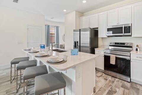 Modern kitchen of the cottage in Kissimmee Florida - Fully equipped kitchen - Integrated appliances for a seamless and stylish appearance - Breakfast bar and stools