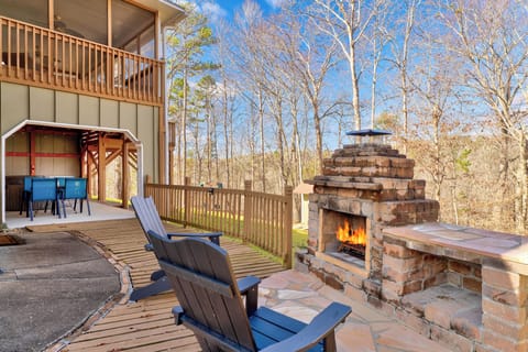 Cozy cabin with outdoor fireplace near Ellijay