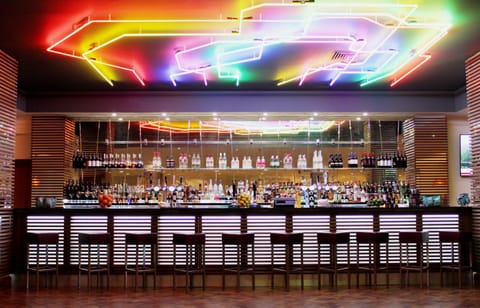 Serves breakfast, lunch, and dinner