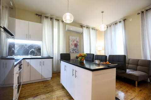 City Apartment | Private kitchen | Full-size fridge, oven, stovetop, electric kettle