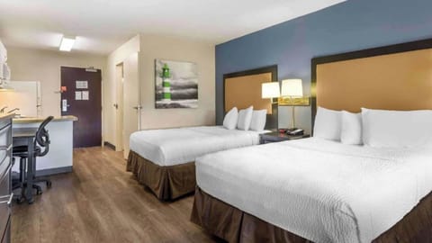 Premium bedding, desk, iron/ironing board, free WiFi