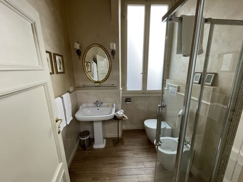 Deluxe Quadruple Room | Bathroom | Shower, free toiletries, hair dryer, bidet