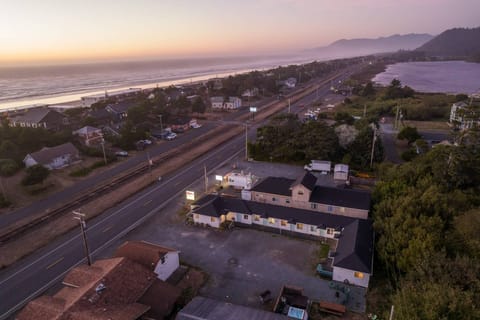 Welcome to the Sea Haven Motel Unit 2. We hope we get to host you at this Rockaway Beach rental. Please reach out with any questions.