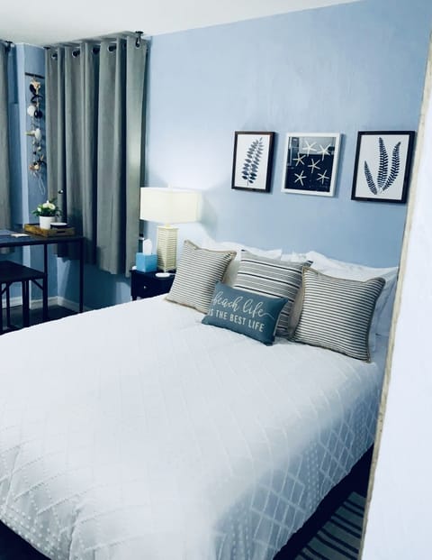 ~ Paradise Pointe Queen Size Bed.