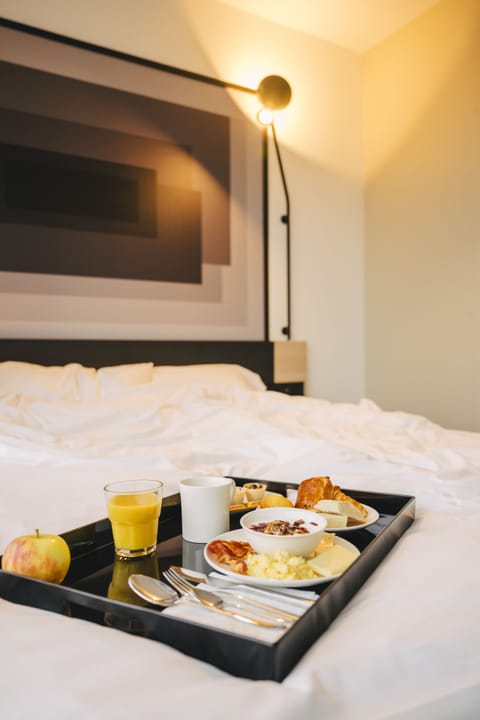 Standard Room, 1 Double Bed | In-room dining