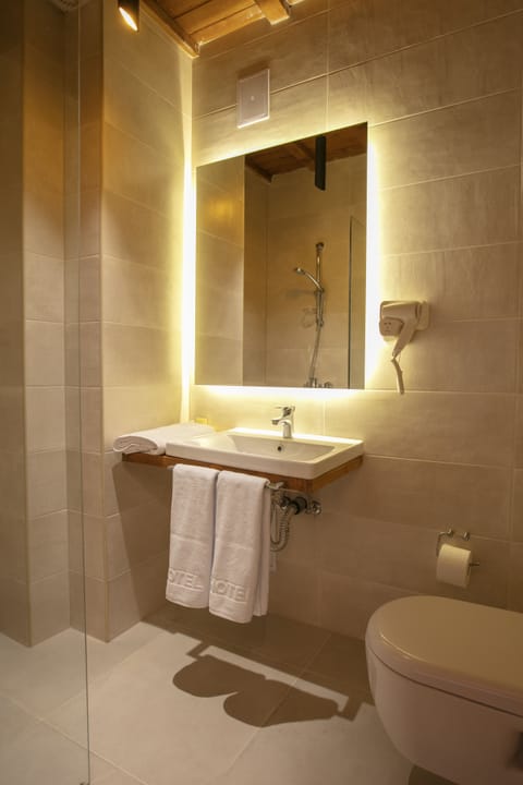 Double Room | Bathroom | Shower, free toiletries, hair dryer, slippers