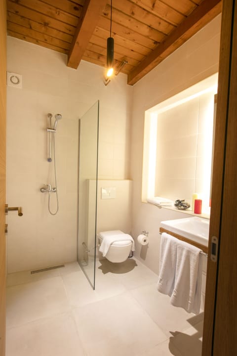 Grand Suite | Bathroom | Shower, free toiletries, hair dryer, slippers