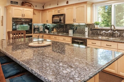 Gorgeous high-end appliances and double oven for those of you who love to cook.