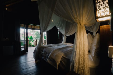 Deluxe Double Room | Desk, laptop workspace, bed sheets