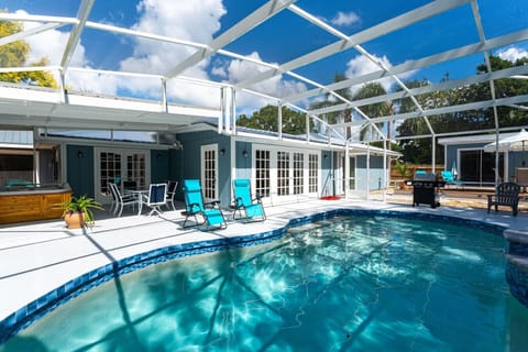Heated pool, screened in patio