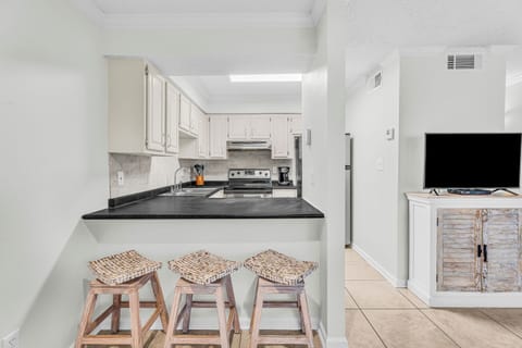 Eat-in kitchen bar seating