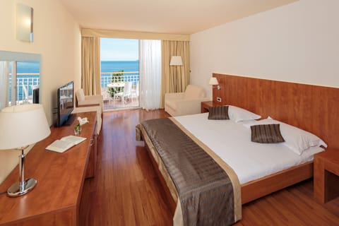 Premium room with balcony, Sea side, Extra bed | In-room safe, desk, blackout drapes, free cribs/infant beds