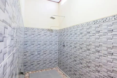 Deluxe Room | Bathroom | Shower, rainfall showerhead