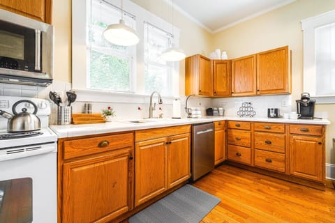 Gourmet kitchen complete with Keurig pod & drip coffee maker, blender and other small appliances!