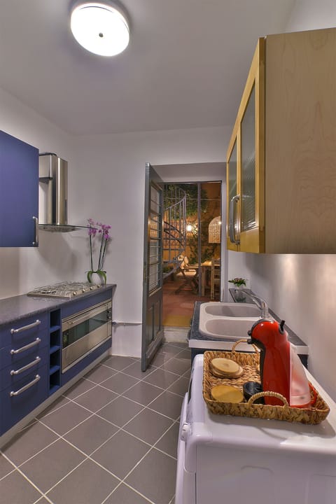 Fully equipped kitchen and courtyard garden