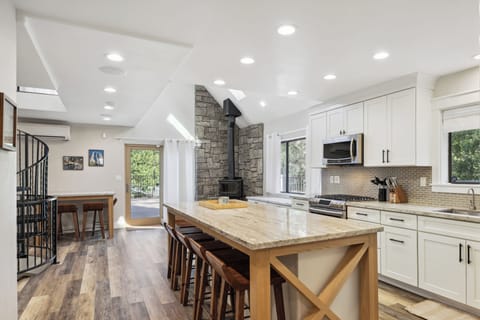 House (6 Bedrooms) | Interior