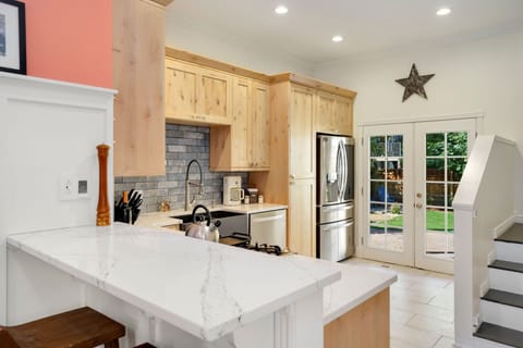House, Multiple Beds, Hot Tub, Garden View (604 W Magnolia) | Private kitchen | Fridge, microwave, oven, stovetop