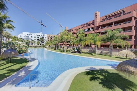 Piscina y jardines