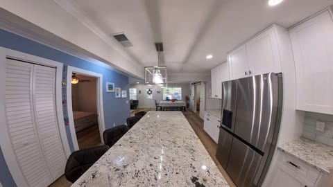 Huge Kitchen Isle / Breakfast Bar