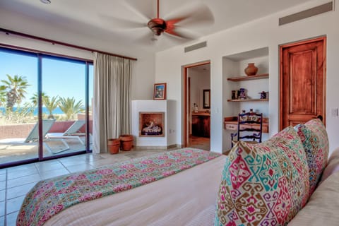 King-size bed & balcony