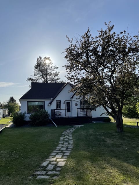 Beautiful vintage lake house steps to local amenities and beach. 