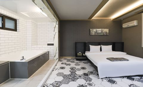 Superior Room | Desk, free WiFi, bed sheets