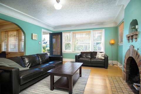 #StayInMyDistrict #BookDirect #Entire Home