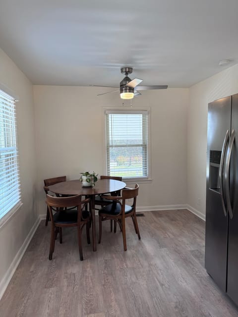 Dining area, seats 4