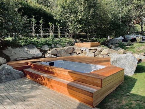 Outdoor spa tub