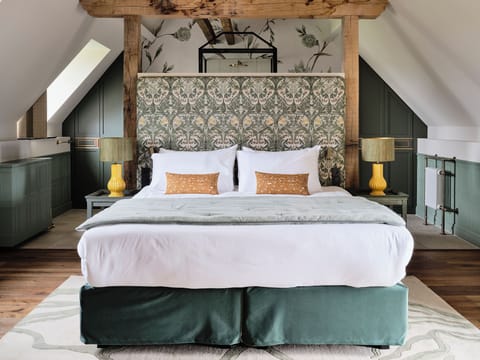 Classic Suite, 1 King Bed, Pets Not Allowed, Garden View | Premium bedding, minibar, in-room safe, individually decorated