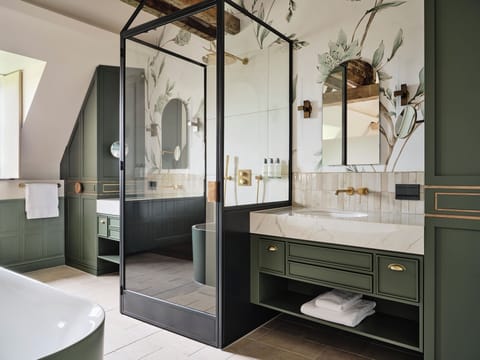 Classic Suite, 1 King Bed, Pets Not Allowed, Garden View | Bathroom | Hair dryer, bathrobes, slippers, towels