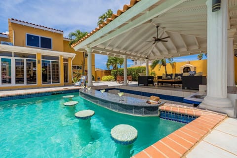 swim up bar