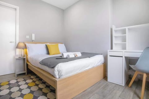 Settle into a peaceful studio with a comfortable double bed dressed in fresh, quality linen. A TV provides easy entertainment, while the dedicated work desk makes the space equally suited to relaxing or getting a little work done.