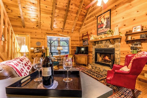 Cozy living room - After a day of hiking, shopping, or visiting the wineries unwind at Black beard Bungalow